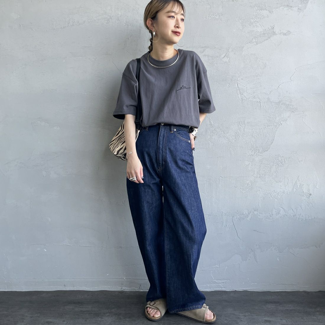 MANHATTAN PORTAGE [マンハッタンポーテージ] 別注 手描き風ロゴ バックプリントTシャツ [25SSMP-IN63-JF] CHARCOAL &&モデル身長：150cm 着用サイズ：S&&