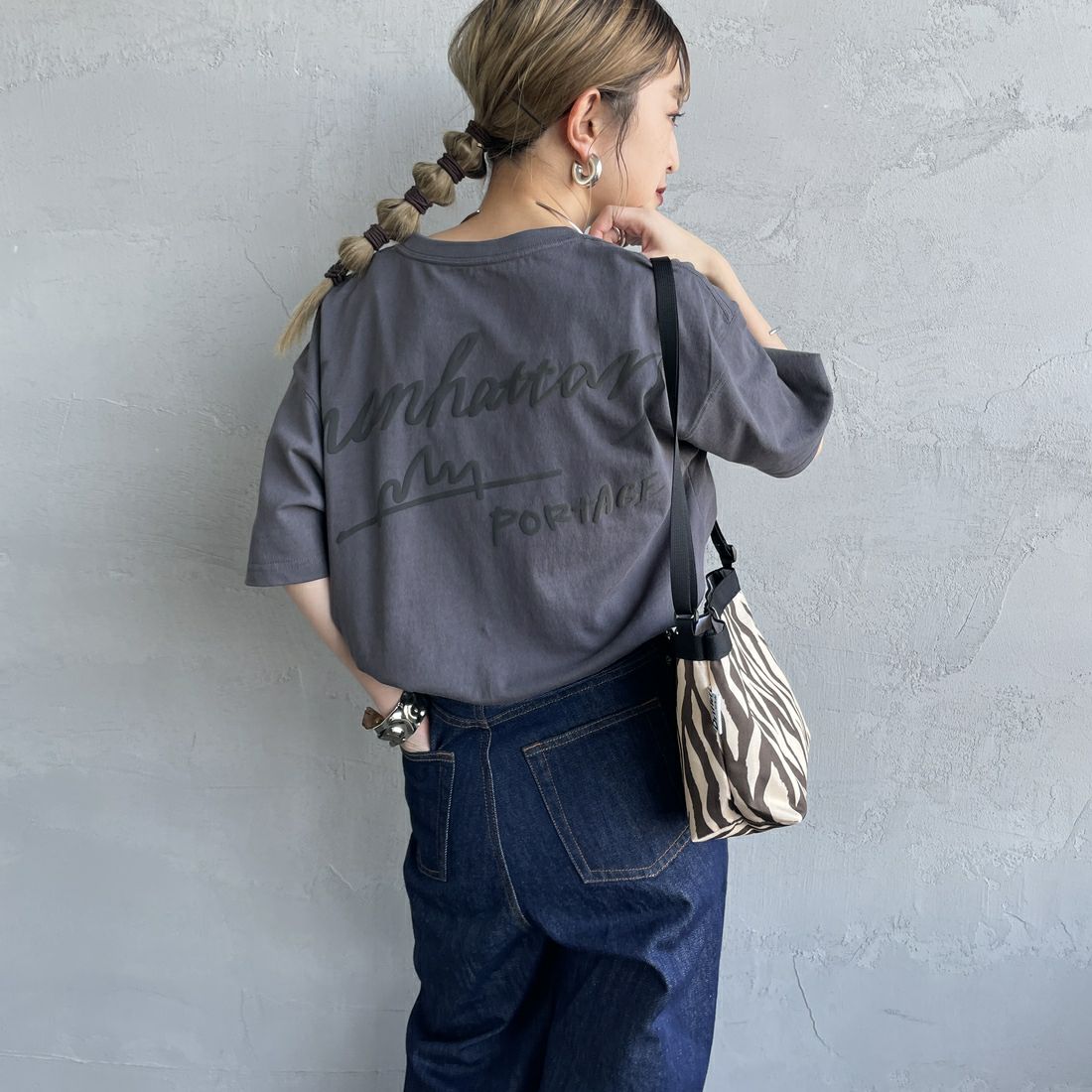 MANHATTAN PORTAGE [マンハッタンポーテージ] 別注 手描き風ロゴ バックプリントTシャツ [25SSMP-IN63-JF] CHARCOAL &&モデル身長：150cm 着用サイズ：S&&