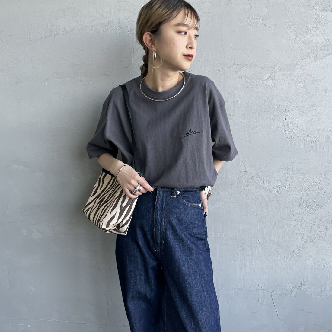 MANHATTAN PORTAGE [マンハッタンポーテージ] 別注 手描き風ロゴ バックプリントTシャツ [25SSMP-IN63-JF] CHARCOAL &&モデル身長：150cm 着用サイズ：S&&