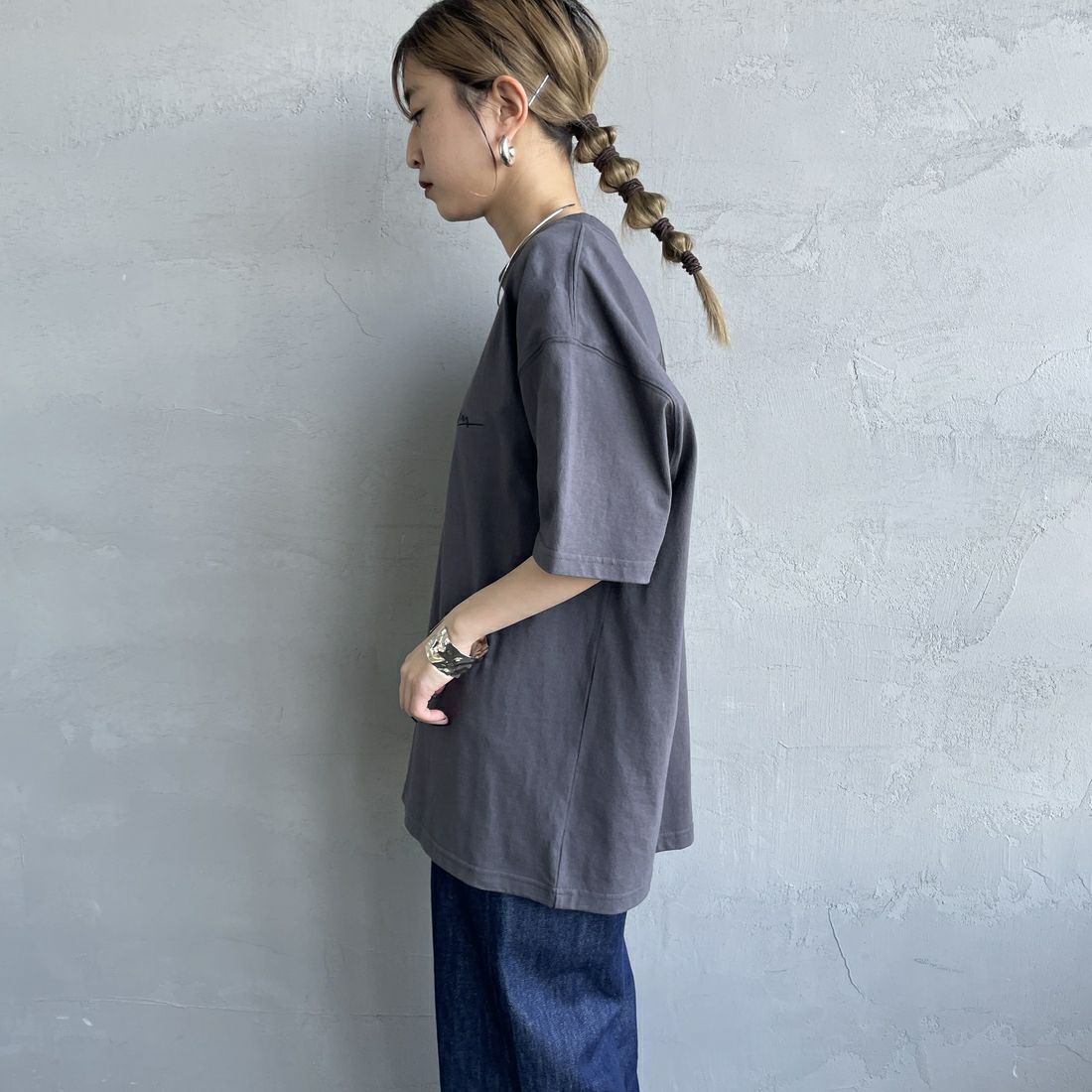 MANHATTAN PORTAGE [マンハッタンポーテージ] 別注 手描き風ロゴ バックプリントTシャツ [25SSMP-IN63-JF] CHARCOAL &&モデル身長：150cm 着用サイズ：S&&