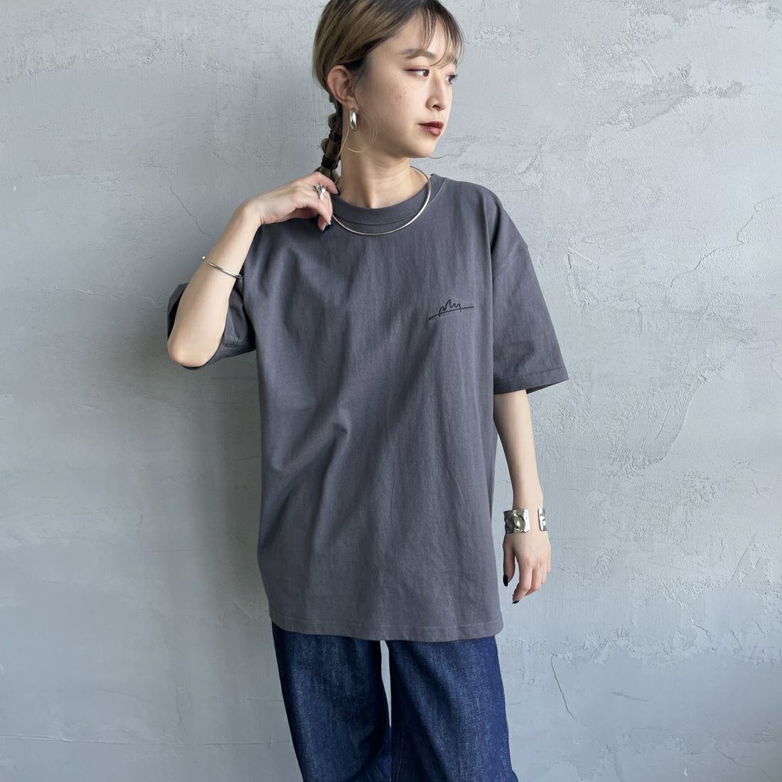 MANHATTAN PORTAGE [マンハッタンポーテージ] 別注 手描き風ロゴ バックプリントTシャツ [25SSMP-IN63-JF] CHARCOAL &&モデル身長：150cm 着用サイズ：S&&