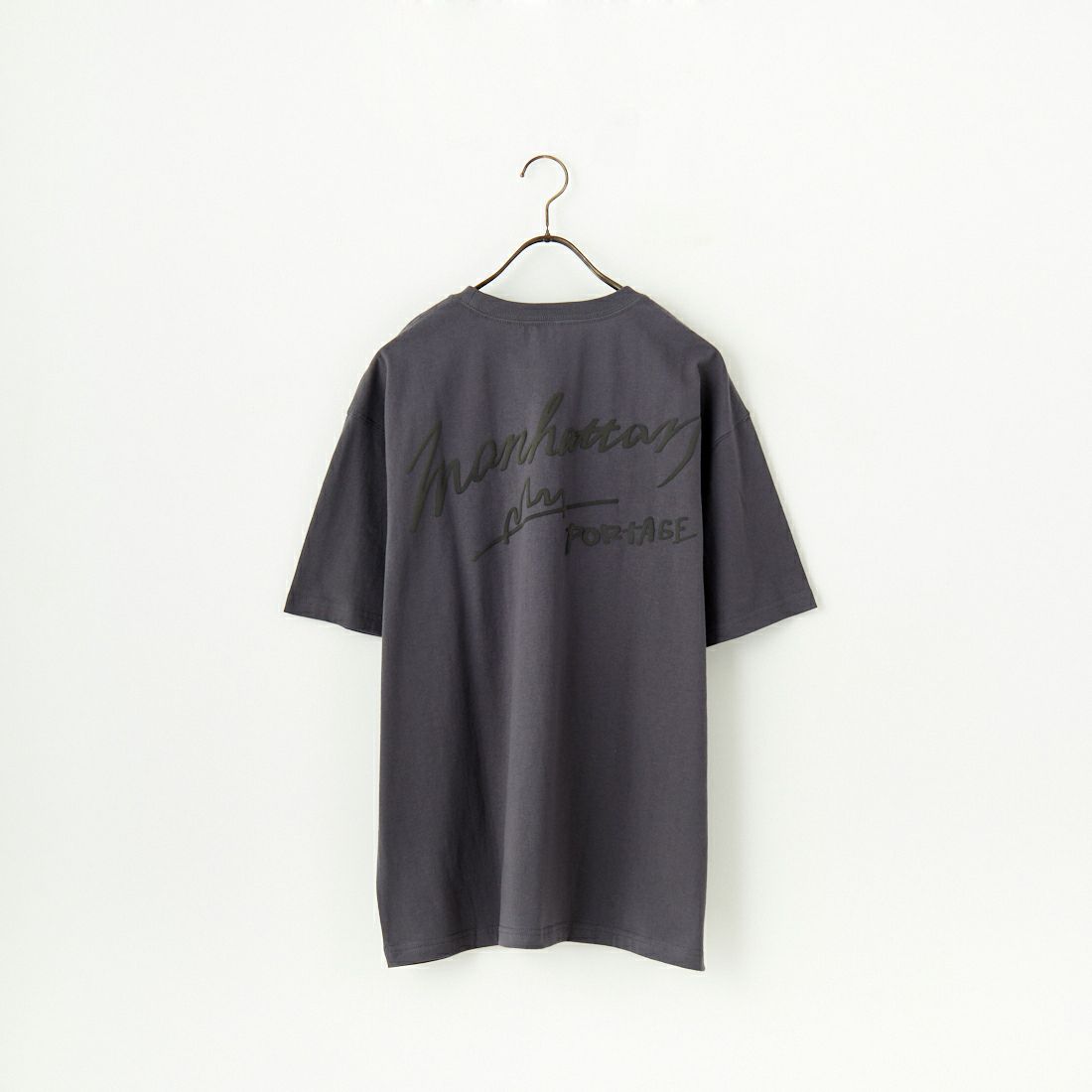 MANHATTAN PORTAGE [マンハッタンポーテージ] 別注 手描き風ロゴ バックプリントTシャツ [25SSMP-IN63-JF] CHARCOAL
