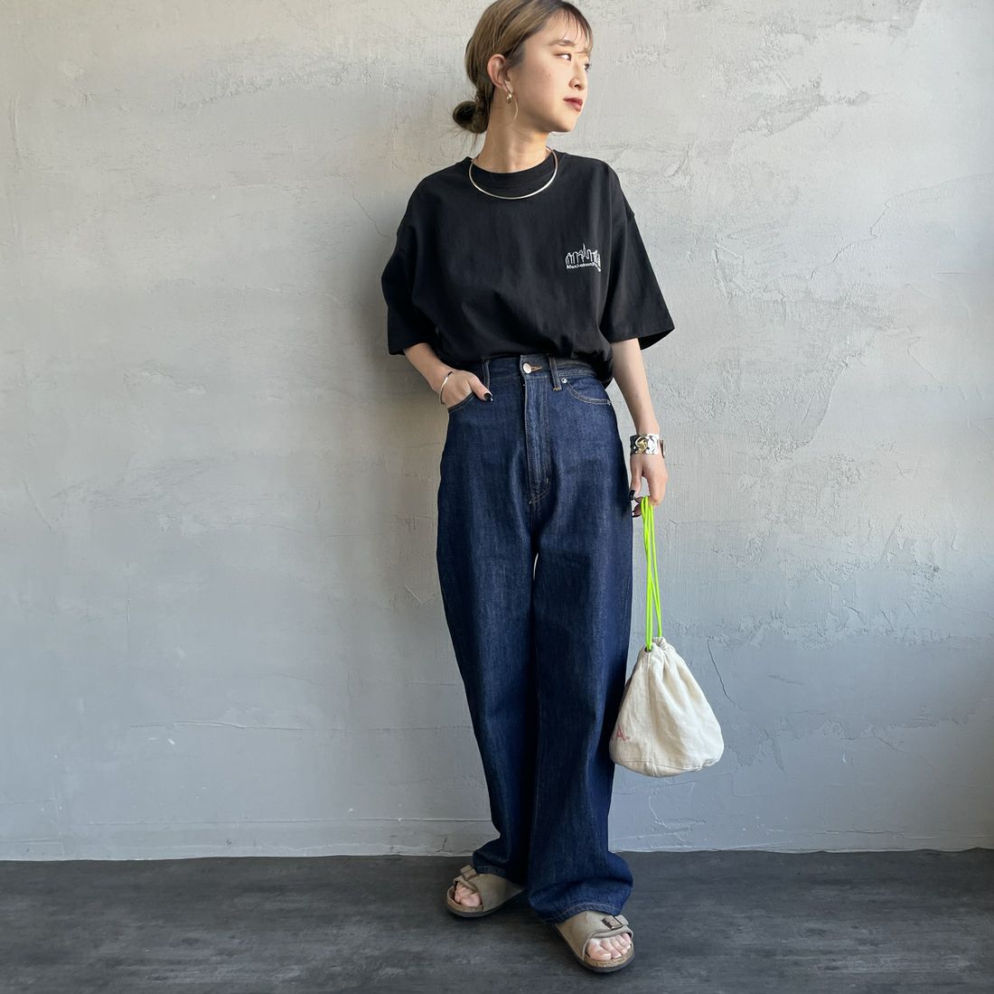 MANHATTAN PORTAGE [マンハッタンポーテージ] 別注 ランダムロゴ バックプリントTシャツ [25SSMP-IN66-JF] BLACK &&モデル身長：150cm 着用サイズ：S&&