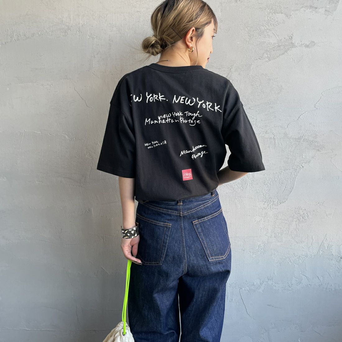 MANHATTAN PORTAGE [マンハッタンポーテージ] 別注 ランダムロゴ バックプリントTシャツ [25SSMP-IN66-JF] BLACK &&モデル身長：150cm 着用サイズ：S&&