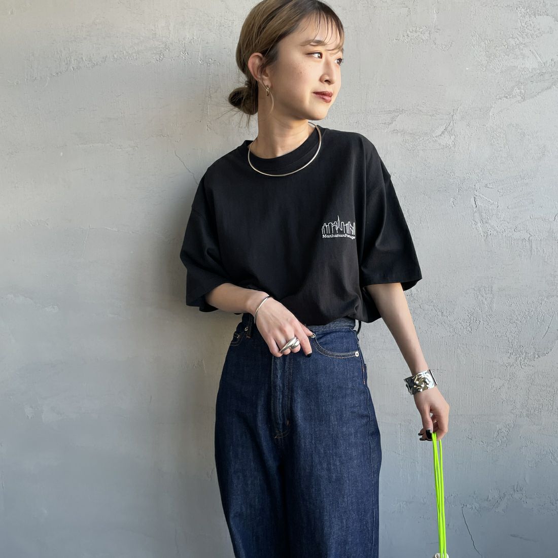 MANHATTAN PORTAGE [マンハッタンポーテージ] 別注 ランダムロゴ バックプリントTシャツ [25SSMP-IN66-JF] BLACK &&モデル身長：150cm 着用サイズ：S&&