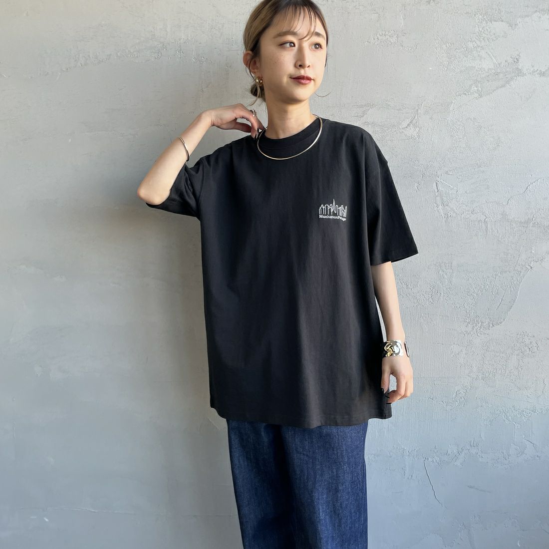 MANHATTAN PORTAGE [マンハッタンポーテージ] 別注 ランダムロゴ バックプリントTシャツ [25SSMP-IN66-JF] BLACK &&モデル身長：150cm 着用サイズ：S&&