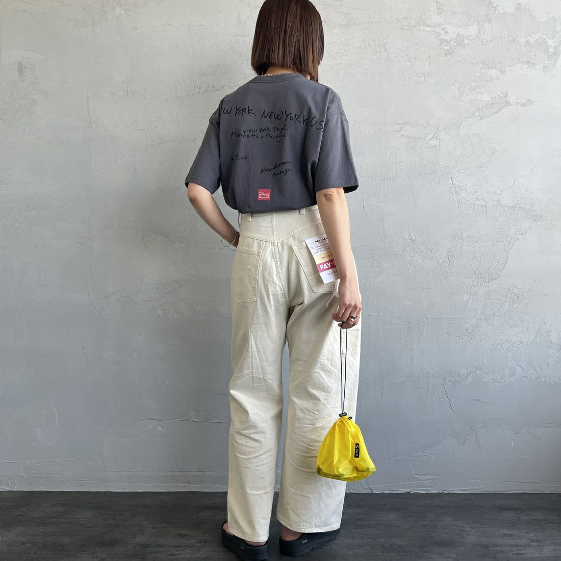 MANHATTAN PORTAGE [マンハッタンポーテージ] 別注 ランダムロゴ バックプリントTシャツ [25SSMP-IN66-JF] CHARCOAL &&モデル身長：159cm 着用サイズ：S&&