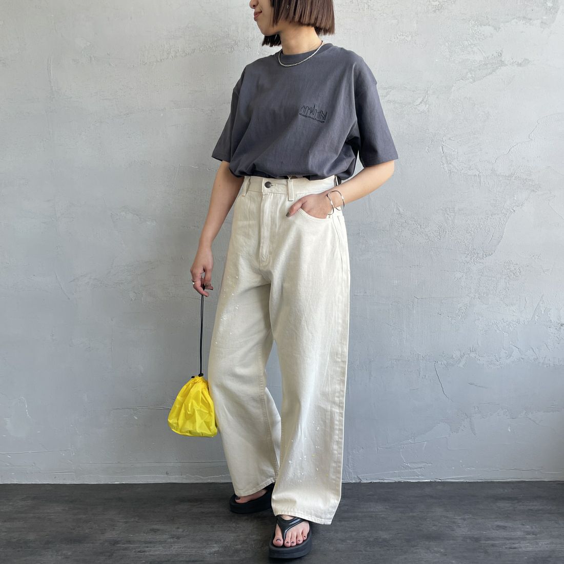 MANHATTAN PORTAGE [マンハッタンポーテージ] 別注 ランダムロゴ バックプリントTシャツ [25SSMP-IN66-JF] CHARCOAL &&モデル身長：159cm 着用サイズ：S&&