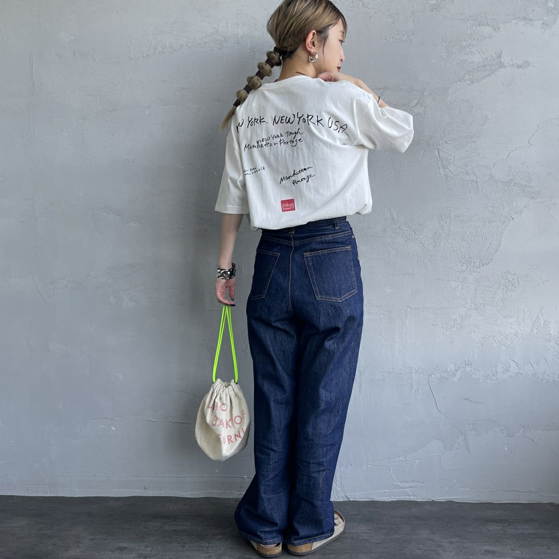 MANHATTAN PORTAGE [マンハッタンポーテージ] 別注 ランダムロゴ バックプリントTシャツ [25SSMP-IN66-JF] WHITE &&モデル身長：150cm 着用サイズ：S&&