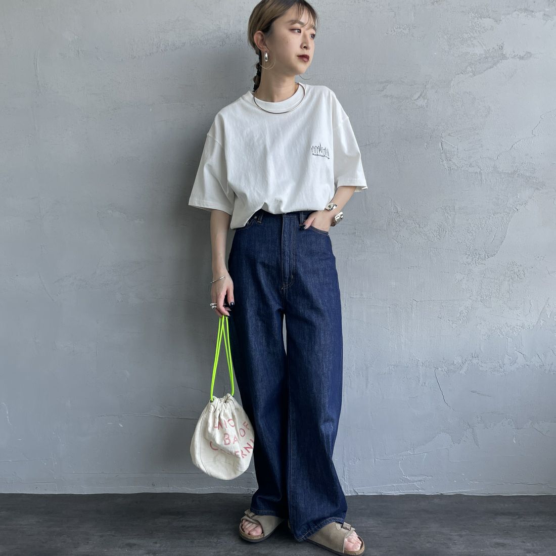 MANHATTAN PORTAGE [マンハッタンポーテージ] 別注 ランダムロゴ バックプリントTシャツ [25SSMP-IN66-JF] WHITE &&モデル身長：150cm 着用サイズ：S&&