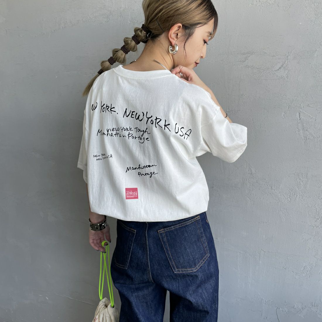 MANHATTAN PORTAGE [マンハッタンポーテージ] 別注 ランダムロゴ バックプリントTシャツ [25SSMP-IN66-JF] WHITE &&モデル身長：150cm 着用サイズ：S&&