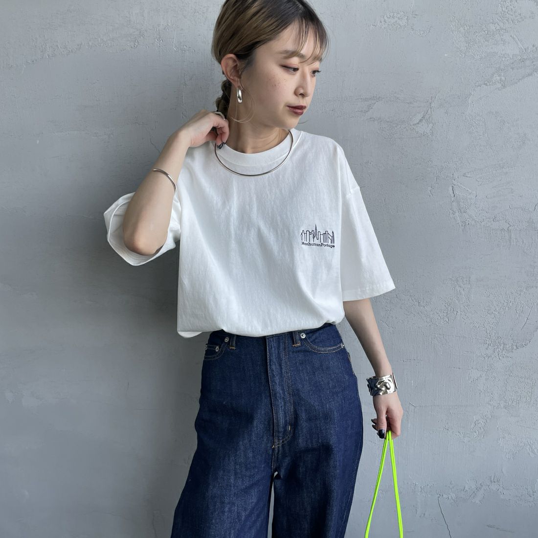 MANHATTAN PORTAGE [マンハッタンポーテージ] 別注 ランダムロゴ バックプリントTシャツ [25SSMP-IN66-JF] WHITE &&モデル身長：150cm 着用サイズ：S&&