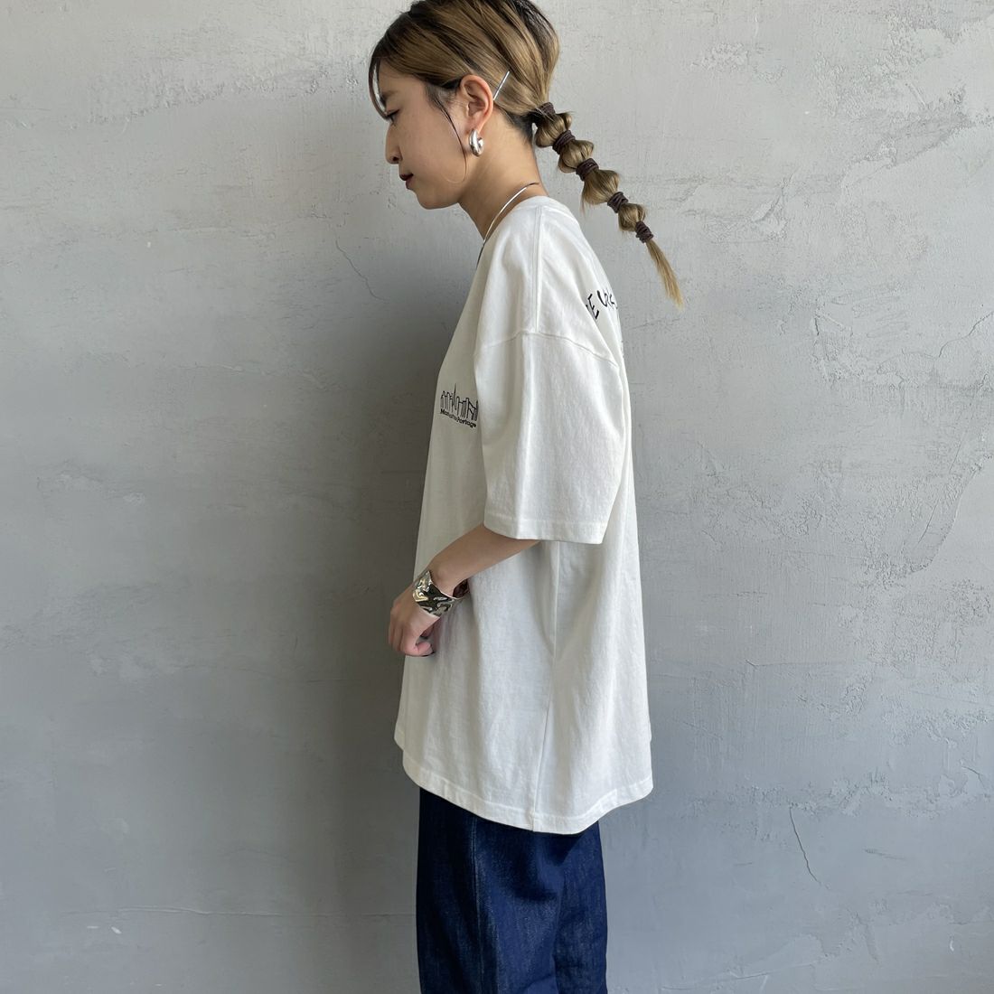 MANHATTAN PORTAGE [マンハッタンポーテージ] 別注 ランダムロゴ バックプリントTシャツ [25SSMP-IN66-JF] WHITE &&モデル身長：150cm 着用サイズ：S&&