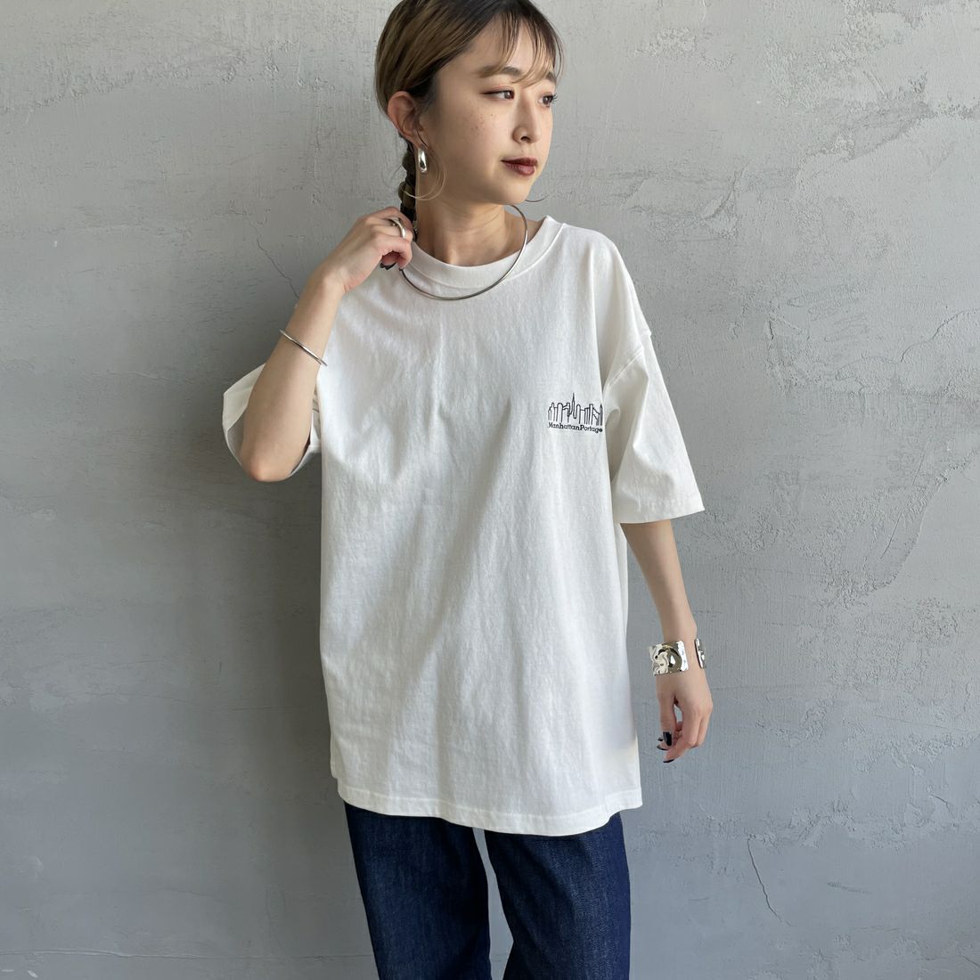 MANHATTAN PORTAGE [マンハッタンポーテージ] 別注 ランダムロゴ バックプリントTシャツ [25SSMP-IN66-JF] WHITE &&モデル身長：150cm 着用サイズ：S&&