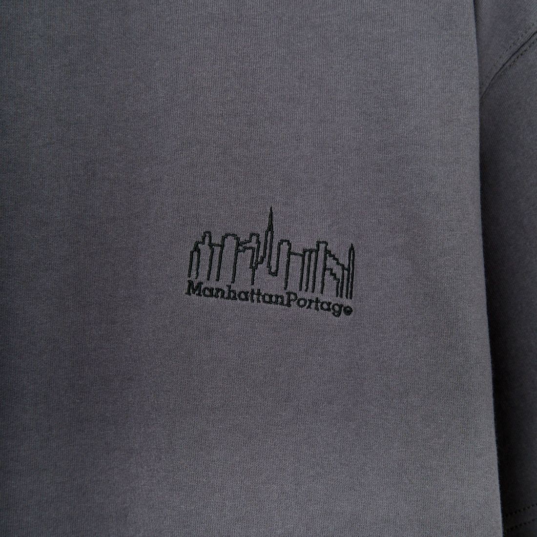 MANHATTAN PORTAGE [マンハッタンポーテージ] 別注 ランダムロゴ バックプリントTシャツ [25SSMP-IN66-JF] CHARCOAL