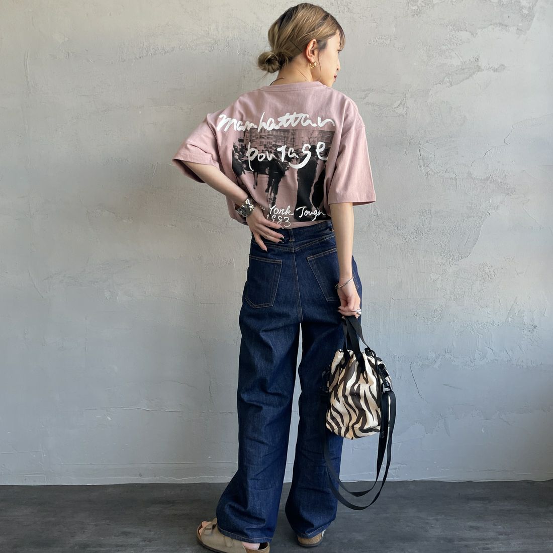 MANHATTAN PORTAGE [マンハッタンポーテージ] 別注 バックフォトプリントTシャツ [25SSMP-IN67-JF] PINK &&モデル身長：150cm 着用サイズ：S&&