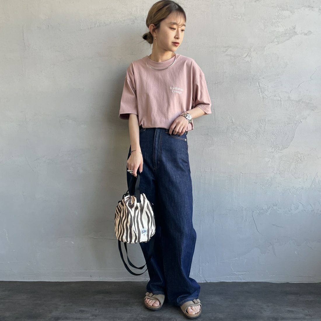 MANHATTAN PORTAGE [マンハッタンポーテージ] 別注 バックフォトプリントTシャツ [25SSMP-IN67-JF] PINK &&モデル身長：150cm 着用サイズ：S&&