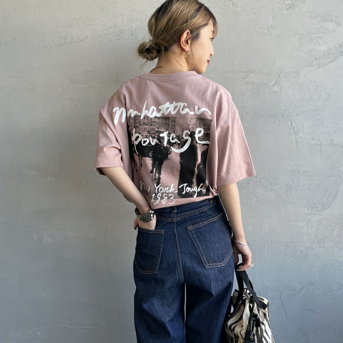 MANHATTAN PORTAGE [マンハッタンポーテージ] 別注 バックフォトプリントTシャツ [25SSMP-IN67-JF] PINK &&モデル身長：150cm 着用サイズ：S&&
