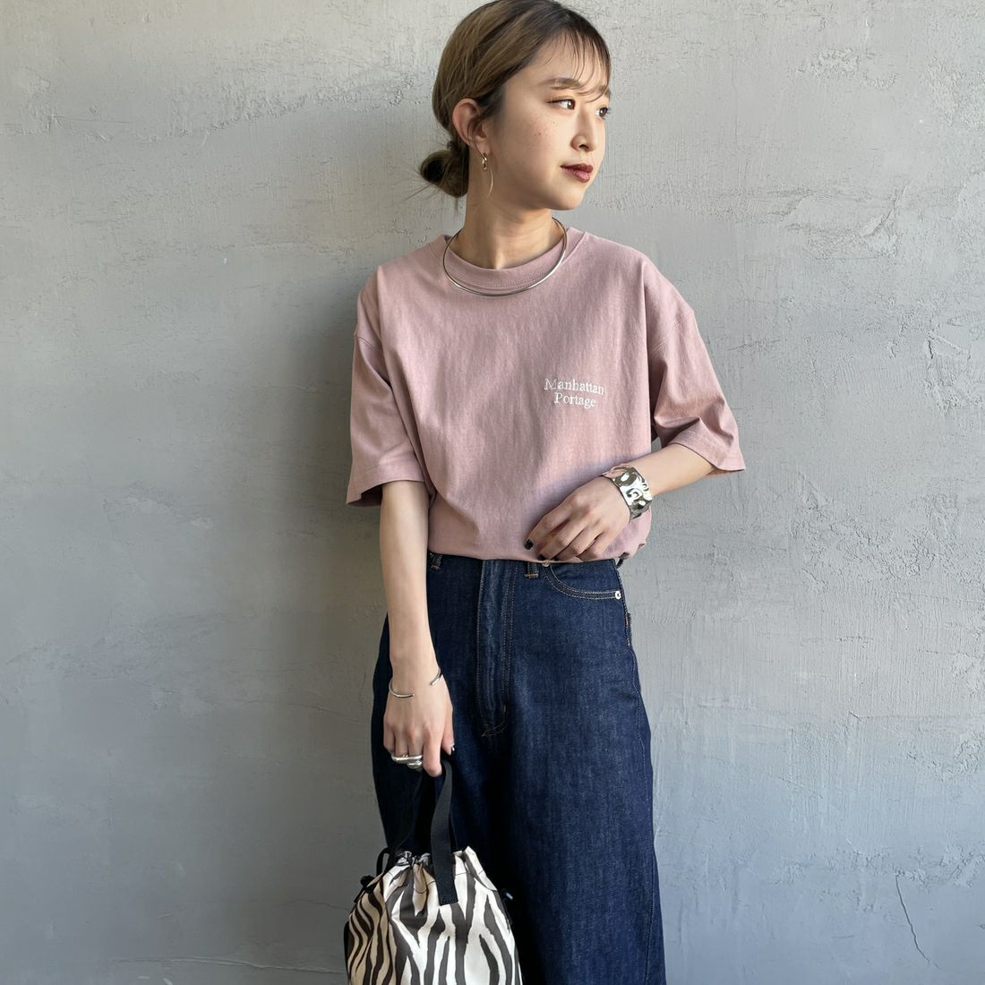 MANHATTAN PORTAGE [マンハッタンポーテージ] 別注 バックフォトプリントTシャツ [25SSMP-IN67-JF] PINK &&モデル身長：150cm 着用サイズ：S&&