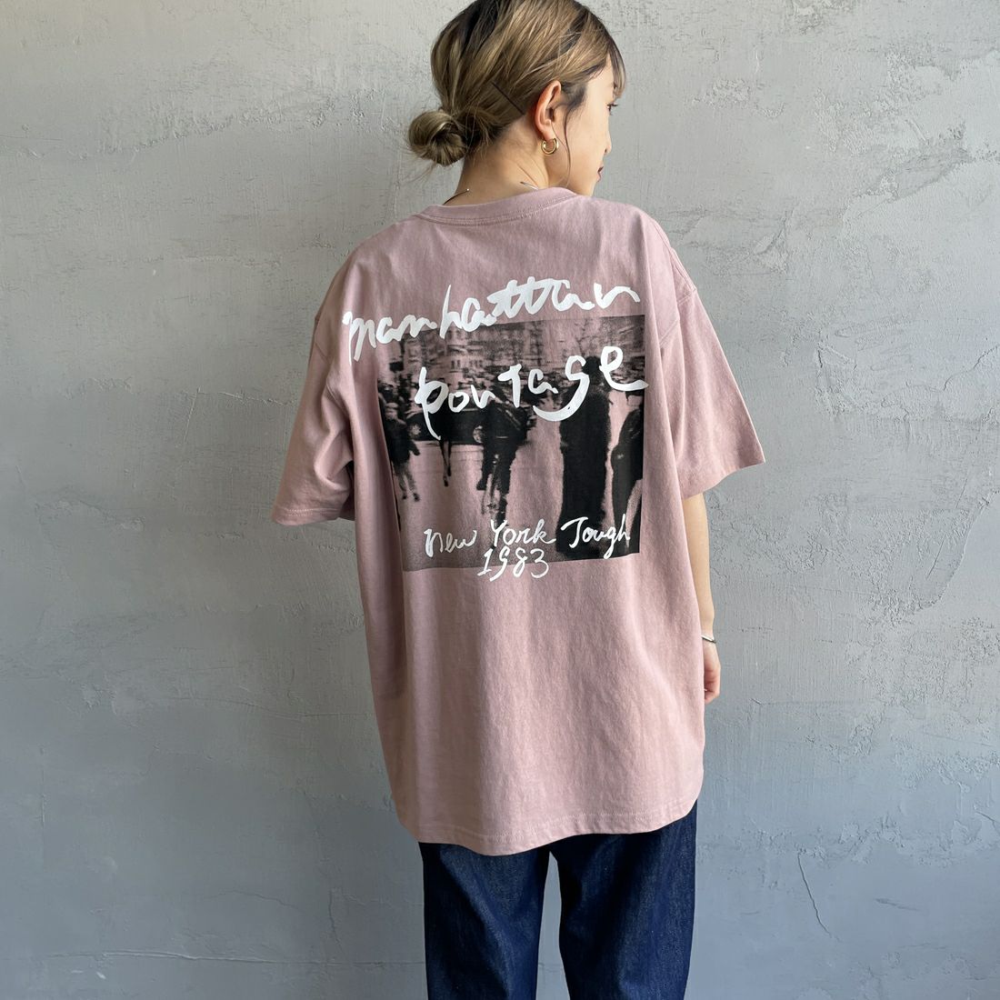 MANHATTAN PORTAGE [マンハッタンポーテージ] 別注 バックフォトプリントTシャツ [25SSMP-IN67-JF] PINK &&モデル身長：150cm 着用サイズ：S&&