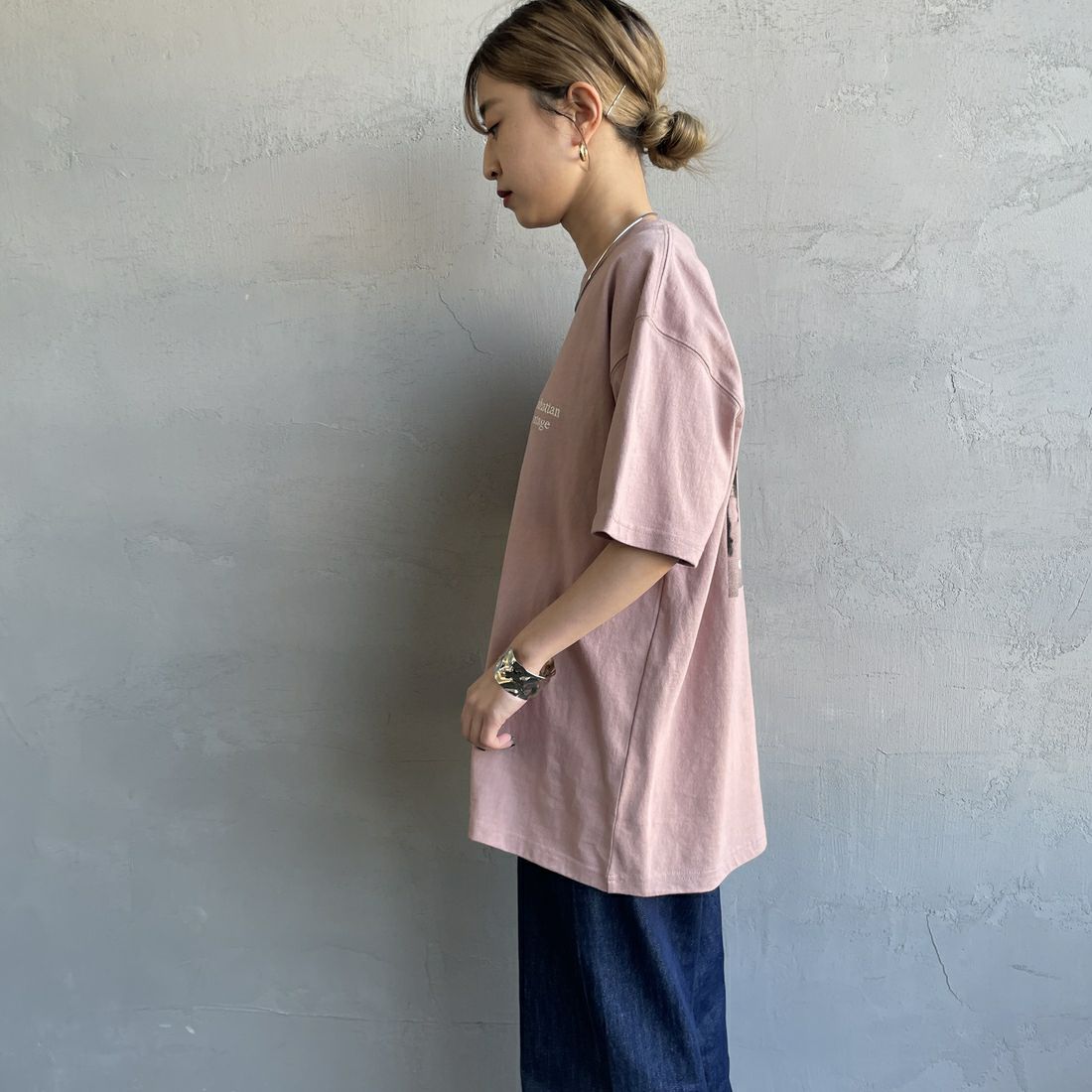 MANHATTAN PORTAGE [マンハッタンポーテージ] 別注 バックフォトプリントTシャツ [25SSMP-IN67-JF] PINK &&モデル身長：150cm 着用サイズ：S&&