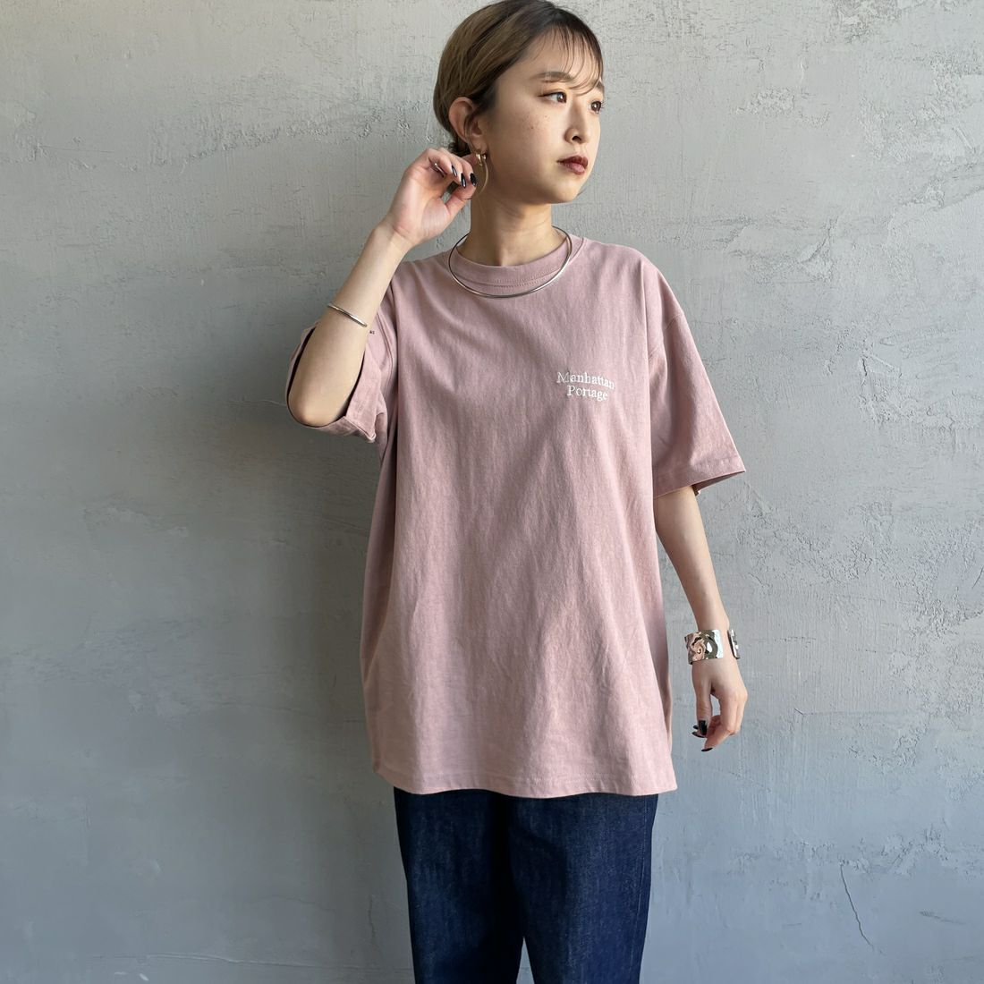 MANHATTAN PORTAGE [マンハッタンポーテージ] 別注 バックフォトプリントTシャツ [25SSMP-IN67-JF] PINK &&モデル身長：150cm 着用サイズ：S&&