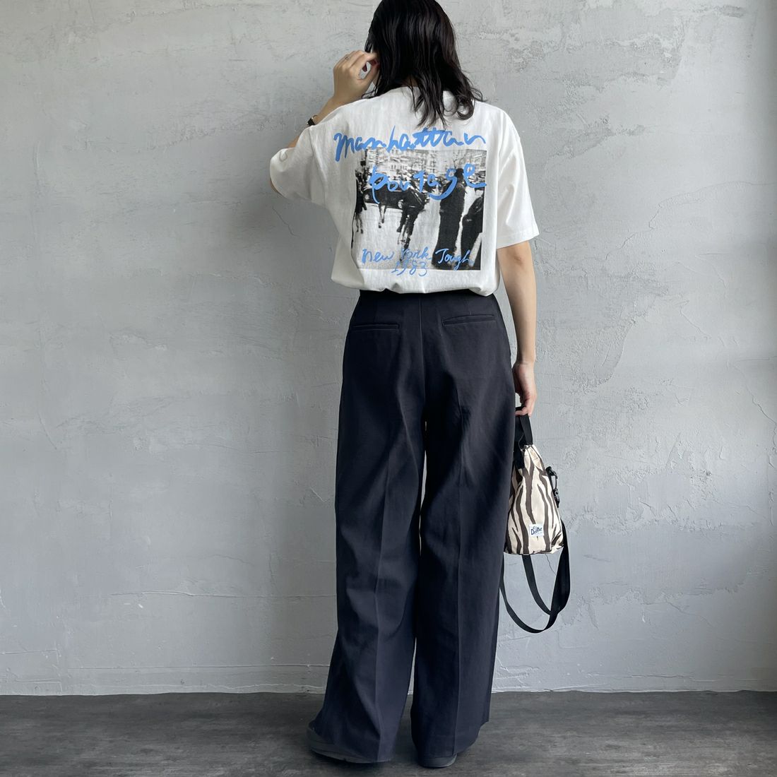 MANHATTAN PORTAGE [マンハッタンポーテージ] 別注 バックフォトプリントTシャツ [25SSMP-IN67-JF] WHITE &&モデル身長：160cm 着用サイズ：S&&