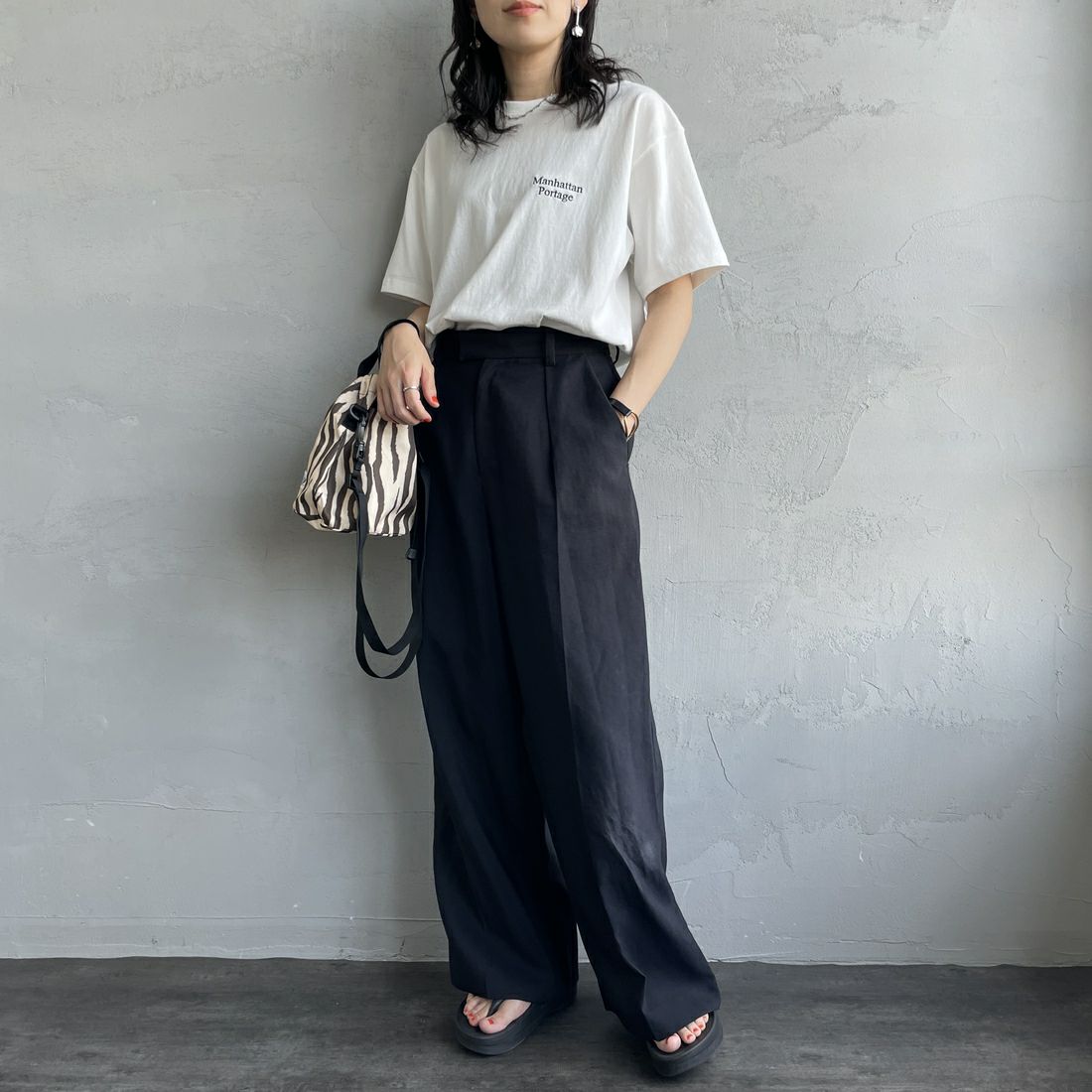 MANHATTAN PORTAGE [マンハッタンポーテージ] 別注 バックフォトプリントTシャツ [25SSMP-IN67-JF] WHITE &&モデル身長：160cm 着用サイズ：S&&