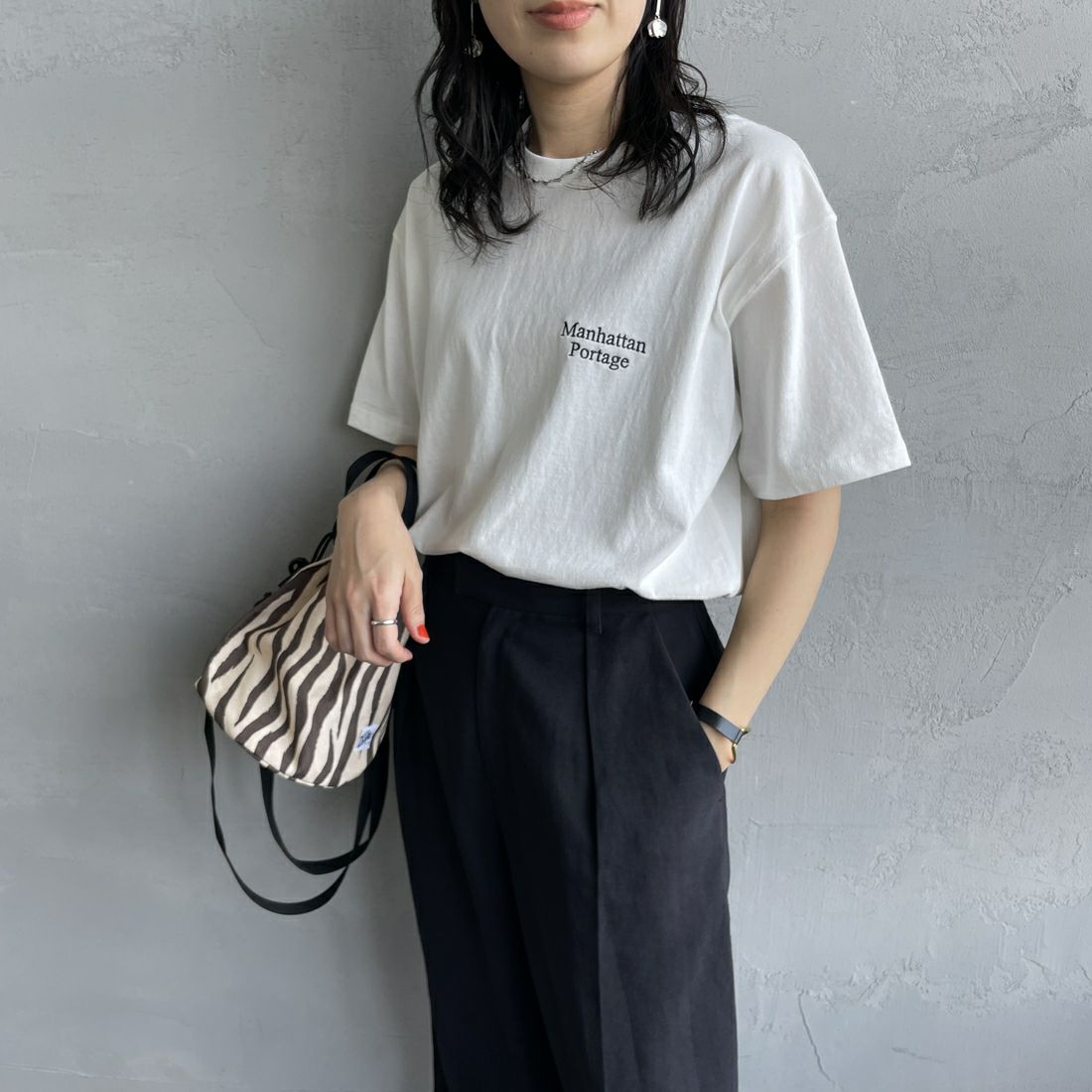 MANHATTAN PORTAGE [マンハッタンポーテージ] 別注 バックフォトプリントTシャツ [25SSMP-IN67-JF] WHITE &&モデル身長：160cm 着用サイズ：S&&