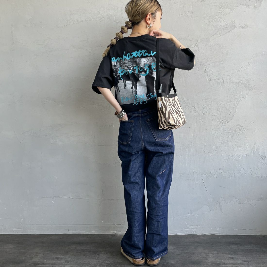 MANHATTAN PORTAGE [マンハッタンポーテージ] 別注 バックフォトプリントTシャツ [25SSMP-IN67-JF] BLACK &&モデル身長：150cm 着用サイズ：S&&