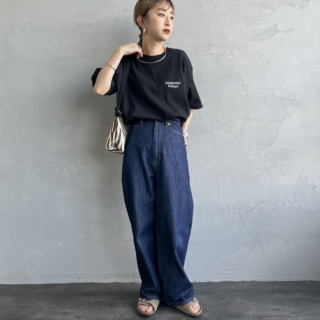 MANHATTAN PORTAGE [マンハッタンポーテージ] 別注 バックフォトプリントTシャツ [25SSMP-IN67-JF] BLACK &&モデル身長：150cm 着用サイズ：S&&