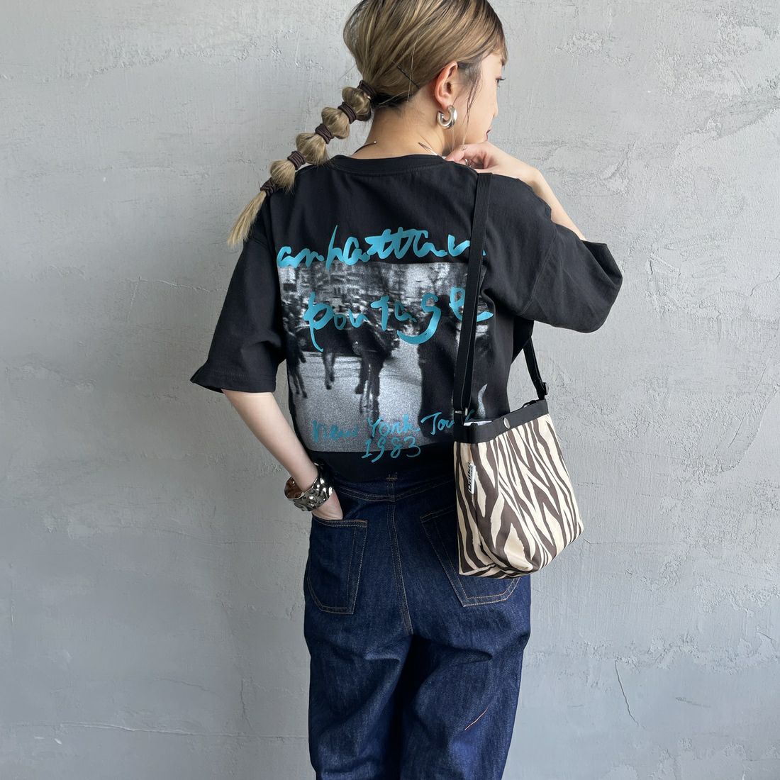 MANHATTAN PORTAGE [マンハッタンポーテージ] 別注 バックフォトプリントTシャツ [25SSMP-IN67-JF] BLACK &&モデル身長：150cm 着用サイズ：S&&