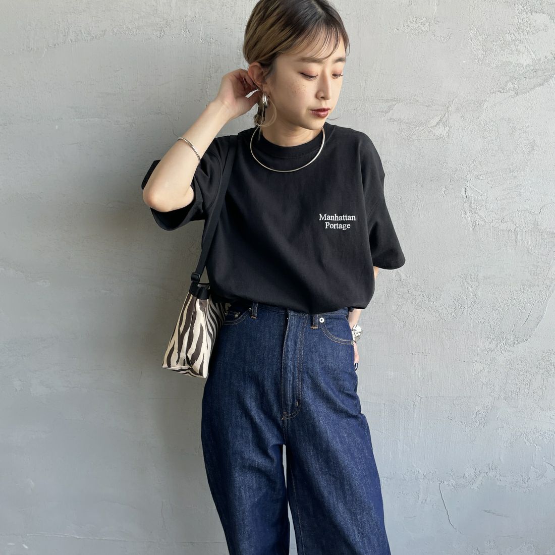 MANHATTAN PORTAGE [マンハッタンポーテージ] 別注 バックフォトプリントTシャツ [25SSMP-IN67-JF] BLACK &&モデル身長：150cm 着用サイズ：S&&