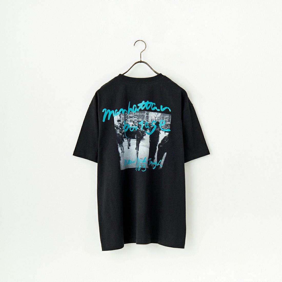 MANHATTAN PORTAGE [マンハッタンポーテージ] 別注 バックフォトプリントTシャツ [25SSMP-IN67-JF] BLACK
