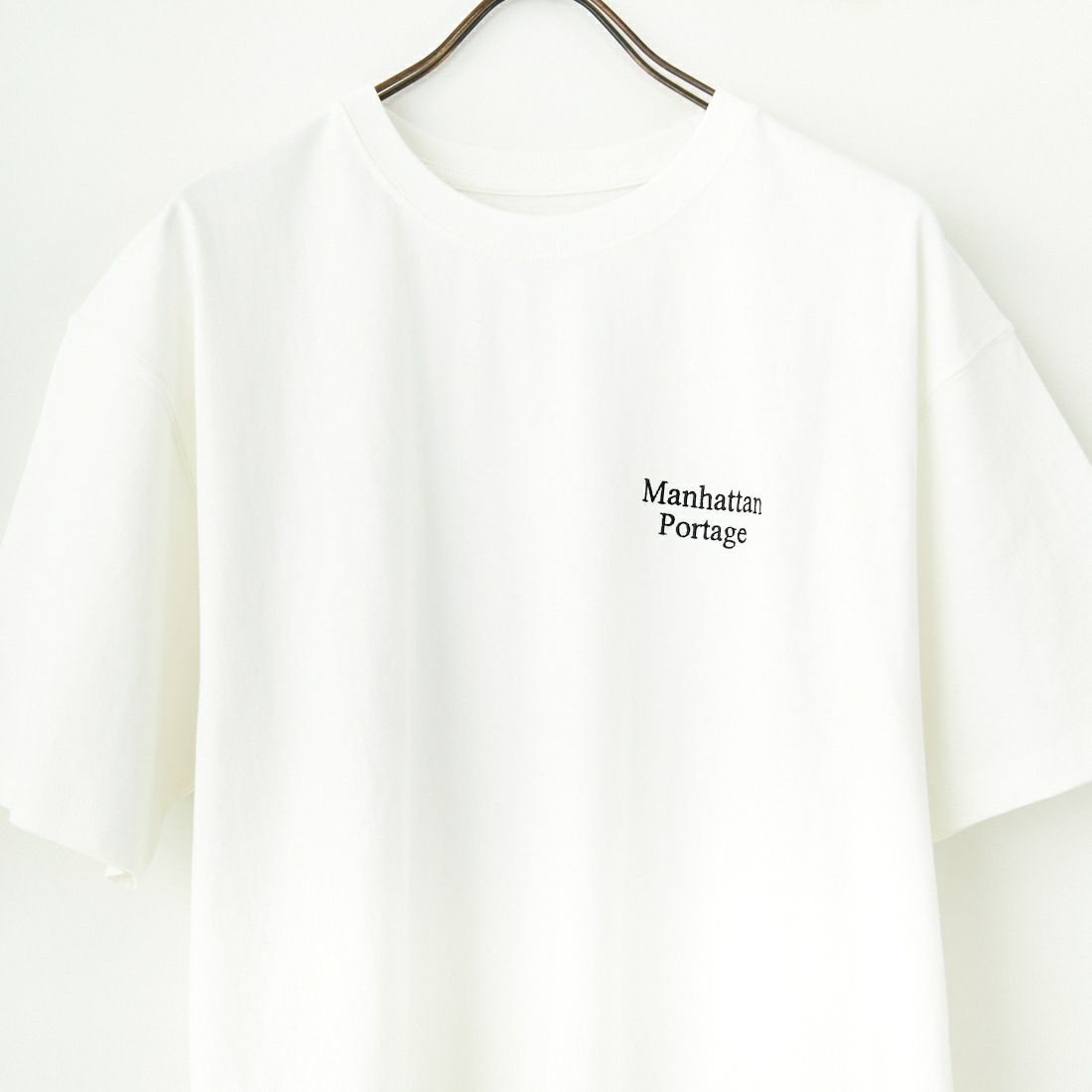 MANHATTAN PORTAGE [マンハッタンポーテージ] 別注 バックフォトプリントTシャツ [25SSMP-IN67-JF] WHITE