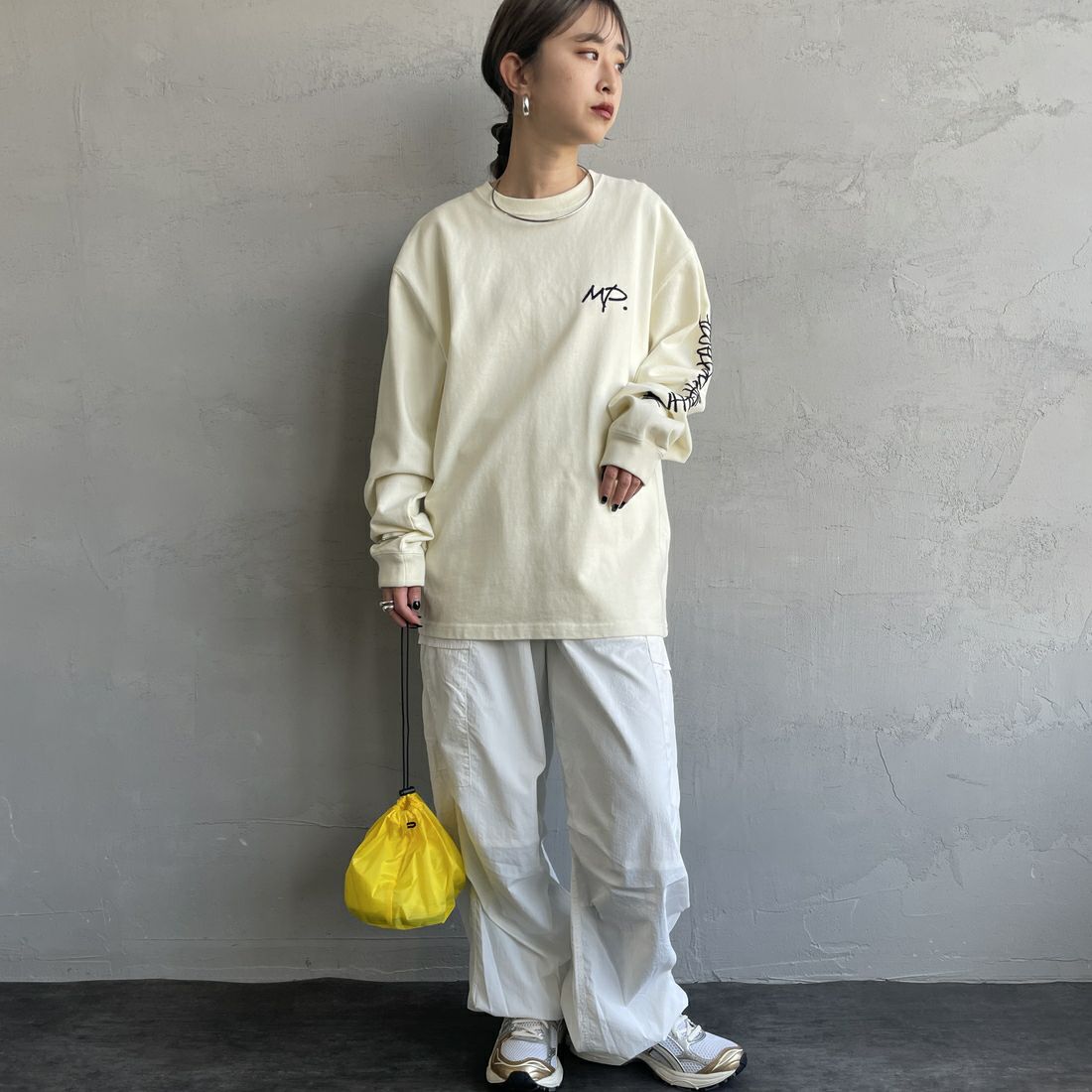 MANHATTAN PORTAGE [マンハッタンポーテージ] 別注 ピグメント染め 手書き風バックロゴ刺繍ロンT [25SSMP-IN64-JF] IVORY &&モデル身長：150cm 着用サイズ：S&&