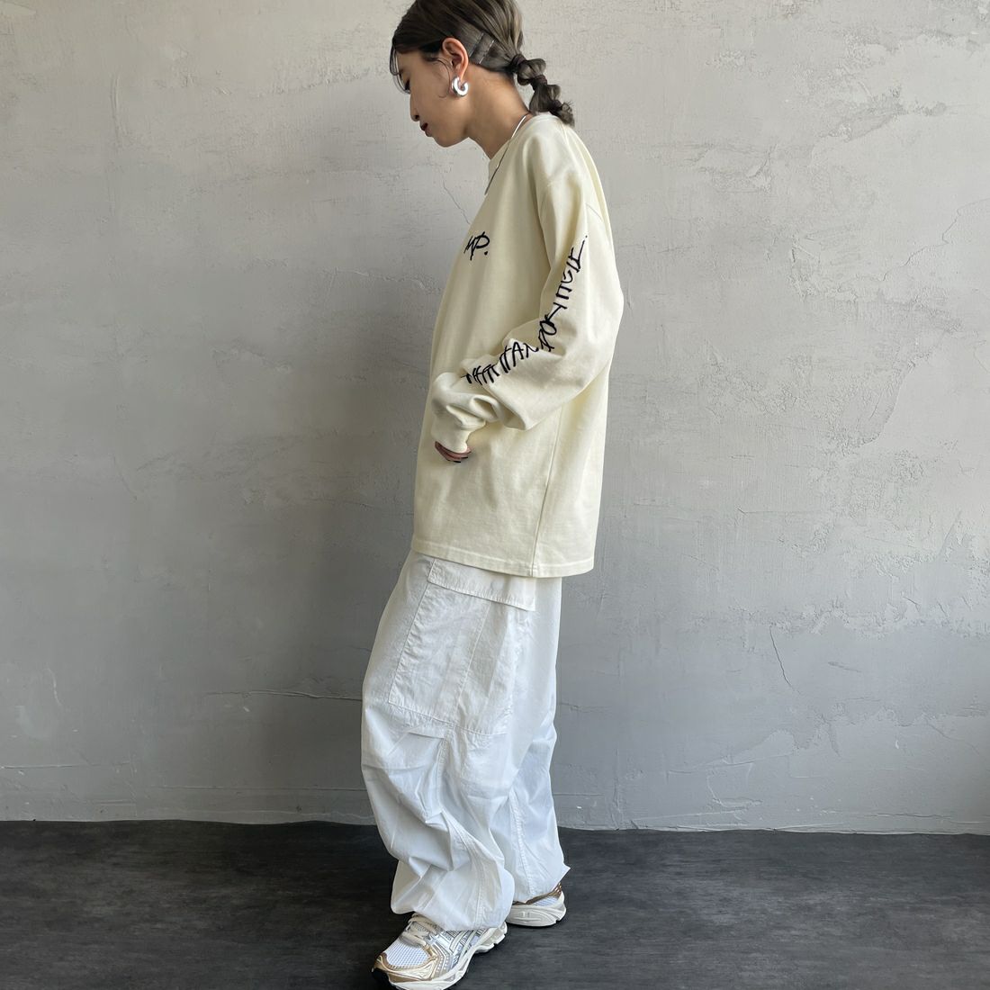 MANHATTAN PORTAGE [マンハッタンポーテージ] 別注 ピグメント染め 手書き風バックロゴ刺繍ロンT [25SSMP-IN64-JF] IVORY &&モデル身長：150cm 着用サイズ：S&&