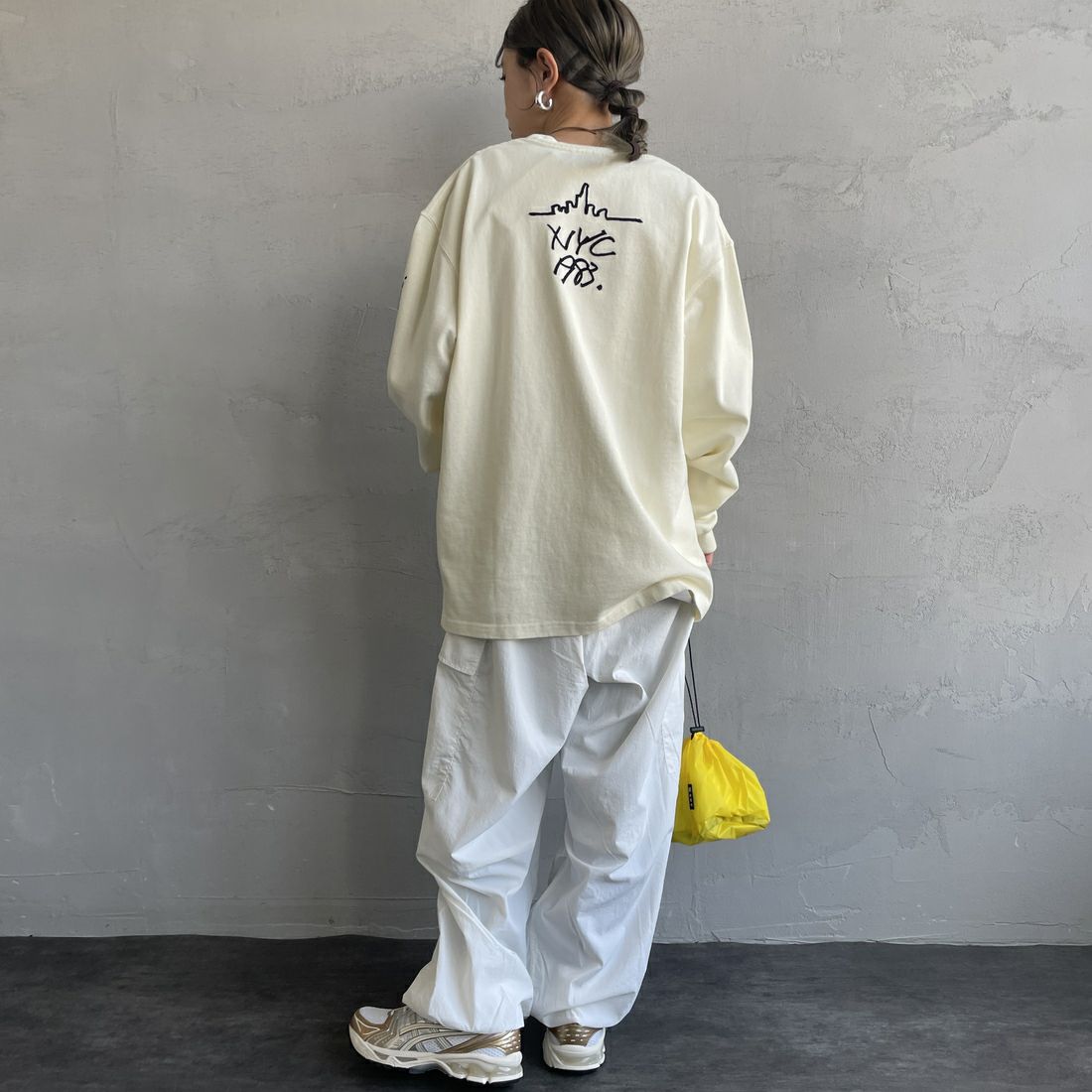 MANHATTAN PORTAGE [マンハッタンポーテージ] 別注 ピグメント染め 手書き風バックロゴ刺繍ロンT [25SSMP-IN64-JF] IVORY &&モデル身長：150cm 着用サイズ：S&&