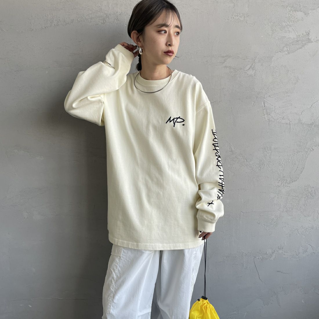 MANHATTAN PORTAGE [マンハッタンポーテージ] 別注 ピグメント染め 手書き風バックロゴ刺繍ロンT [25SSMP-IN64-JF] IVORY &&モデル身長：150cm 着用サイズ：S&&