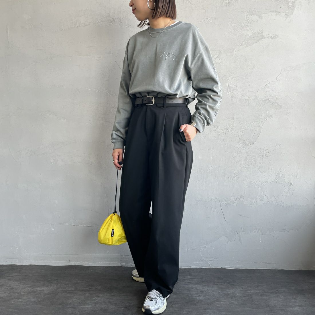 MANHATTAN PORTAGE [マンハッタンポーテージ] 別注 ピグメント染め 手書き風バックロゴ刺繍ロンT [25SSMP-IN64-JF] GRAY &&モデル身長：159cm 着用サイズ：S&&