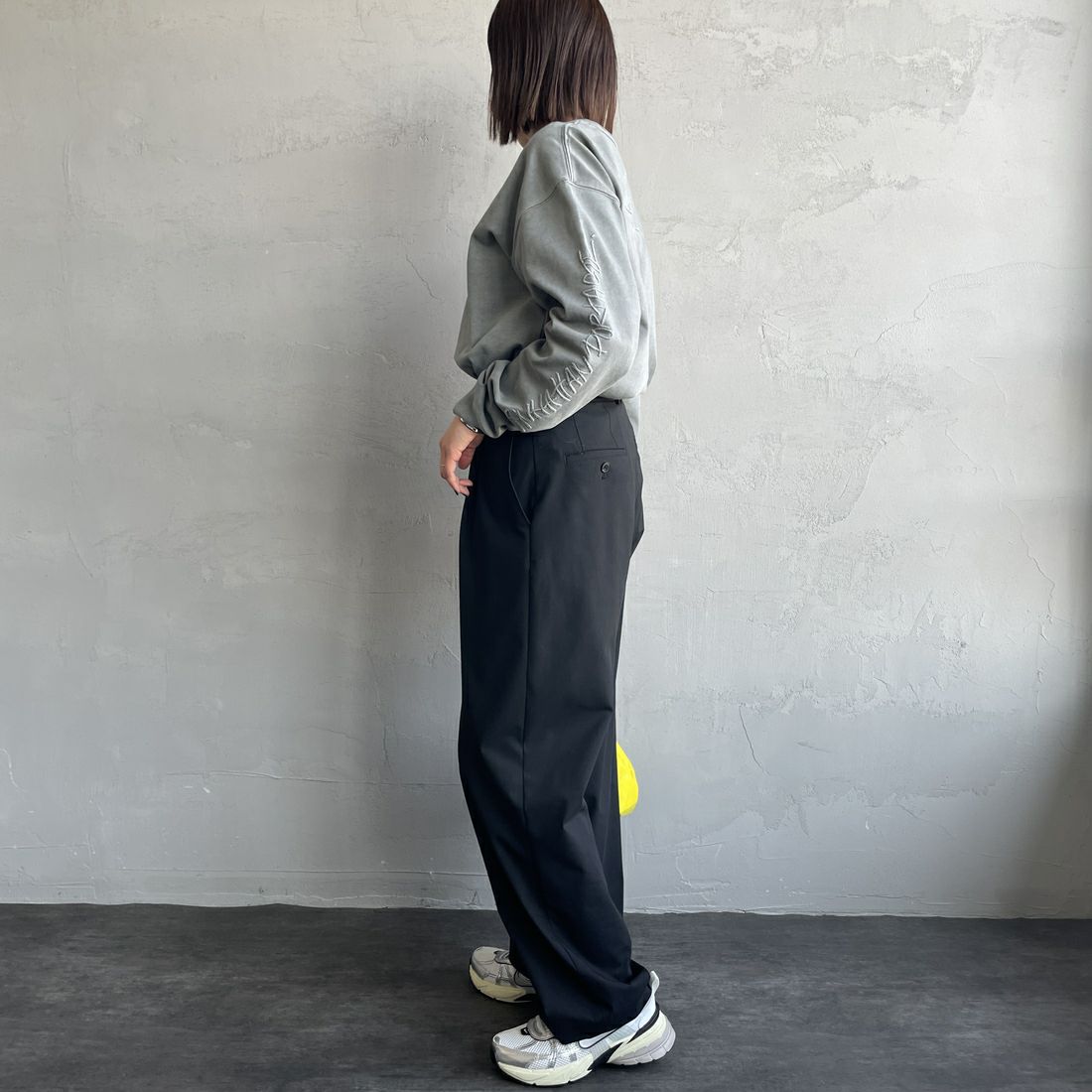 MANHATTAN PORTAGE [マンハッタンポーテージ] 別注 ピグメント染め 手書き風バックロゴ刺繍ロンT [25SSMP-IN64-JF] GRAY &&モデル身長：159cm 着用サイズ：S&&