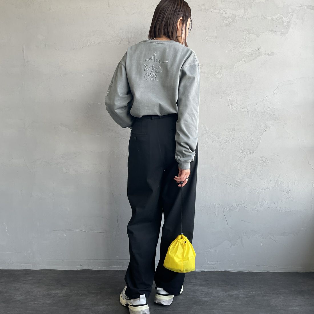 MANHATTAN PORTAGE [マンハッタンポーテージ] 別注 ピグメント染め 手書き風バックロゴ刺繍ロンT [25SSMP-IN64-JF] GRAY &&モデル身長：159cm 着用サイズ：S&&