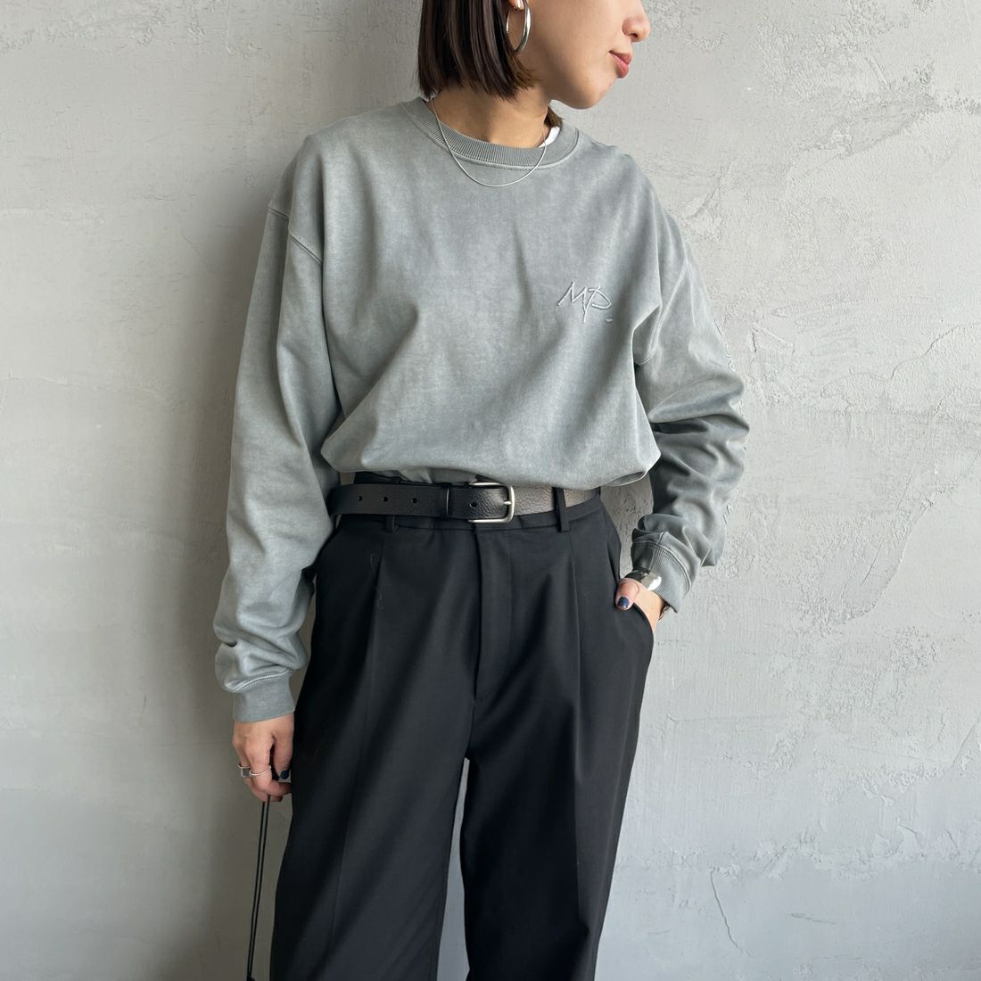 MANHATTAN PORTAGE [マンハッタンポーテージ] 別注 ピグメント染め 手書き風バックロゴ刺繍ロンT [25SSMP-IN64-JF] GRAY &&モデル身長：159cm 着用サイズ：S&&