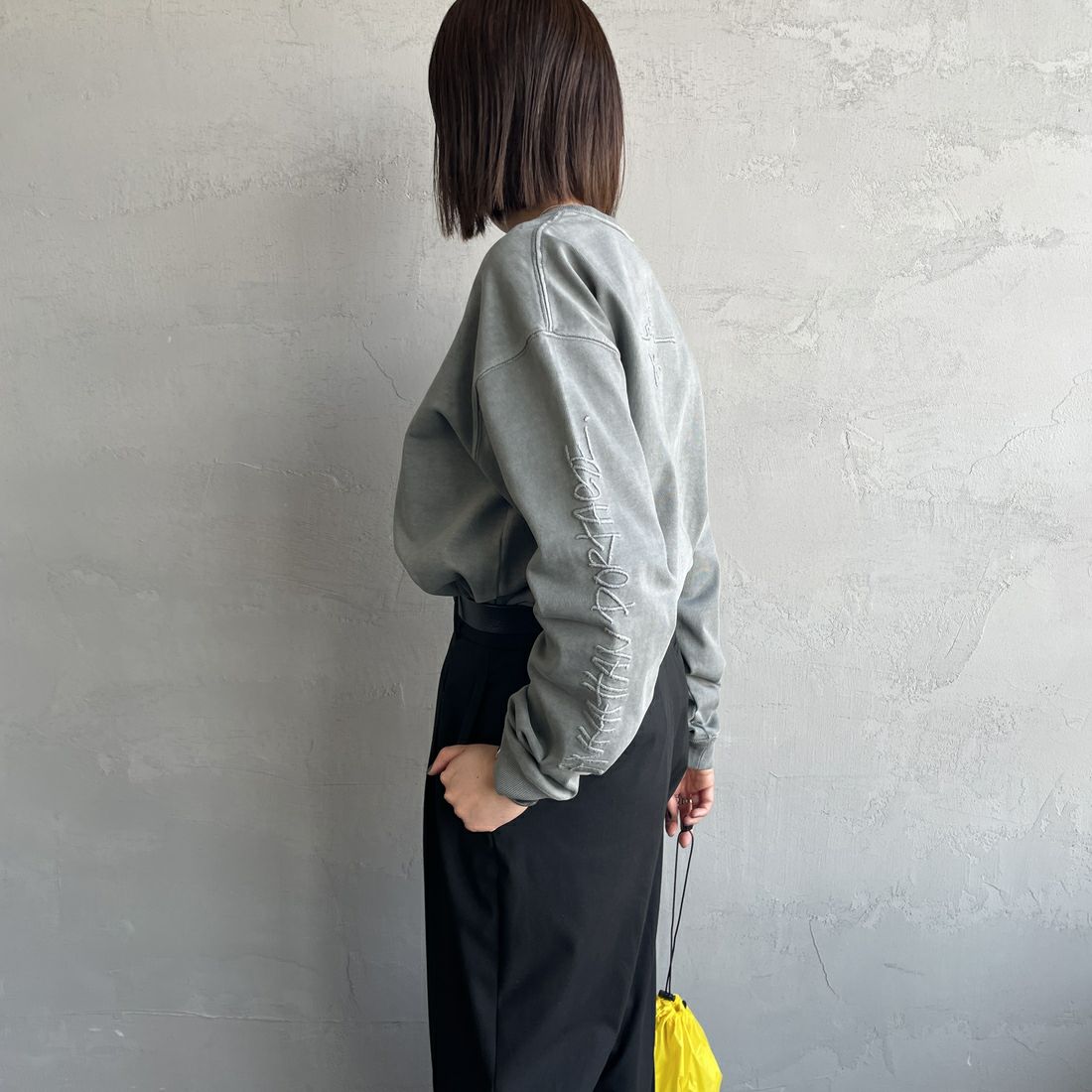 MANHATTAN PORTAGE [マンハッタンポーテージ] 別注 ピグメント染め 手書き風バックロゴ刺繍ロンT [25SSMP-IN64-JF] GRAY &&モデル身長：159cm 着用サイズ：S&&
