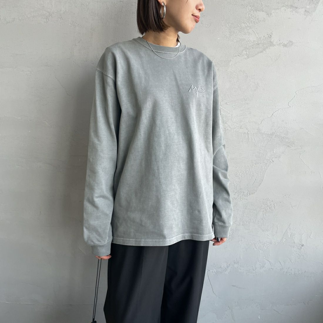 MANHATTAN PORTAGE [マンハッタンポーテージ] 別注 ピグメント染め 手書き風バックロゴ刺繍ロンT [25SSMP-IN64-JF] GRAY &&モデル身長：159cm 着用サイズ：S&&