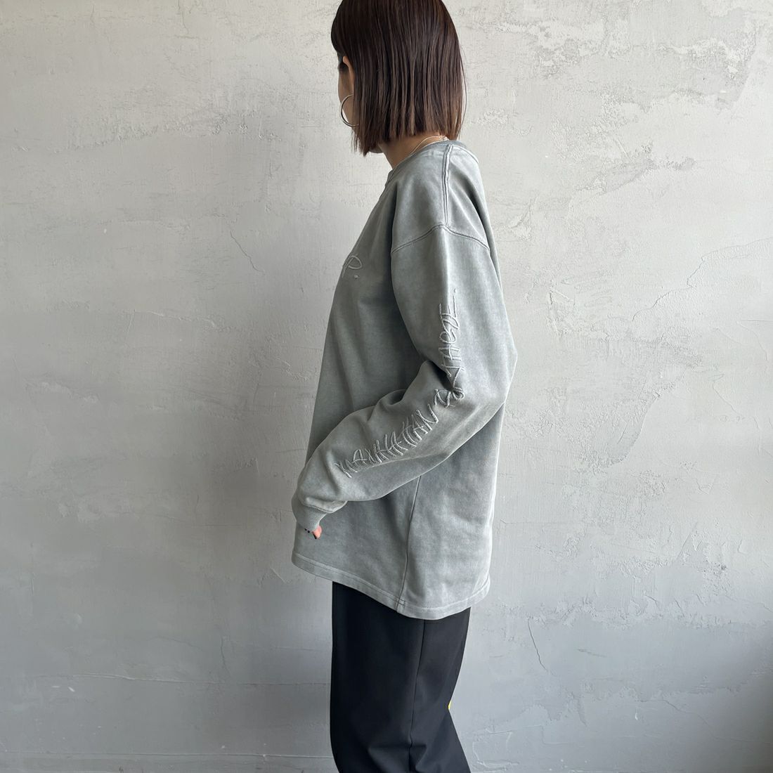 MANHATTAN PORTAGE [マンハッタンポーテージ] 別注 ピグメント染め 手書き風バックロゴ刺繍ロンT [25SSMP-IN64-JF] GRAY &&モデル身長：159cm 着用サイズ：S&&