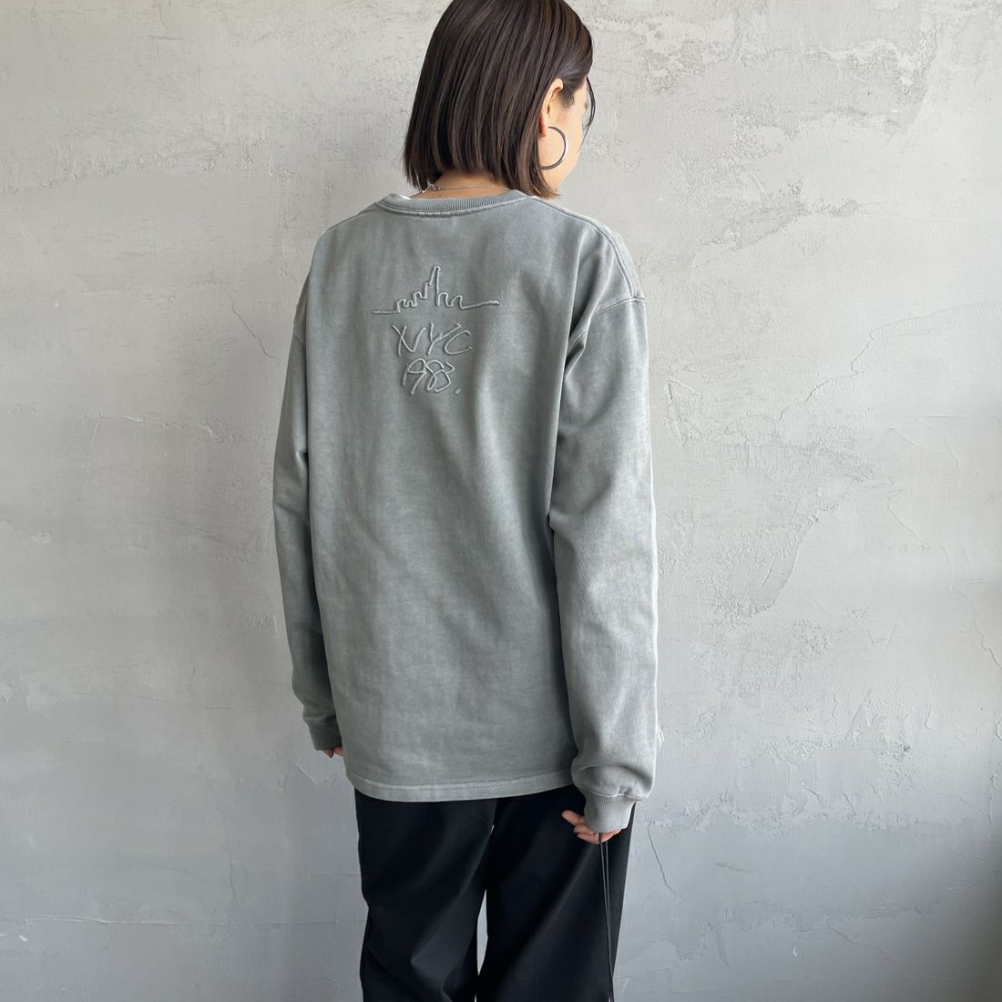 MANHATTAN PORTAGE [マンハッタンポーテージ] 別注 ピグメント染め 手書き風バックロゴ刺繍ロンT [25SSMP-IN64-JF] GRAY &&モデル身長：159cm 着用サイズ：S&&
