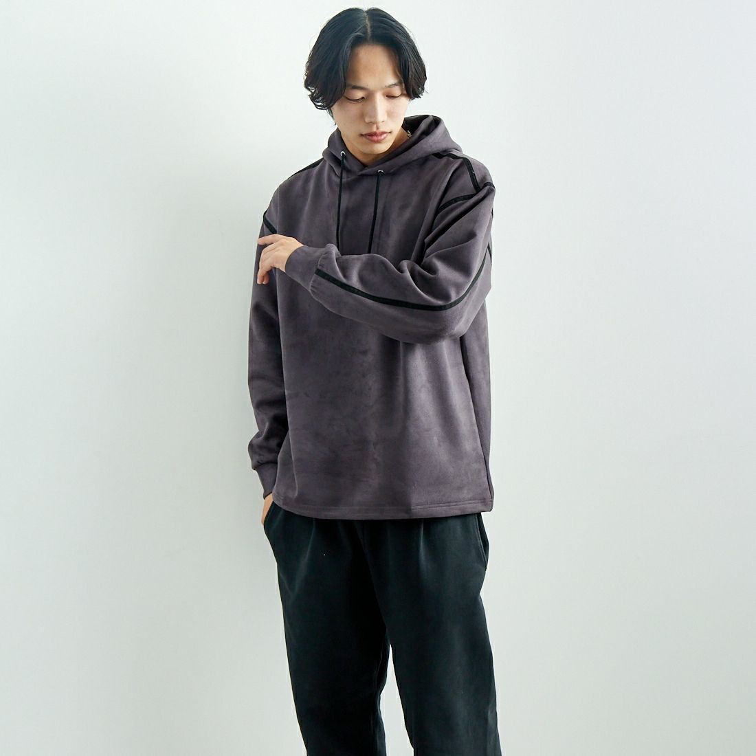 SLICK [スリック] ストレッチフェイクスエードプルパーカー [5155921] 720 COAL B &&モデル身長：179cm 着用サイズ：2&&