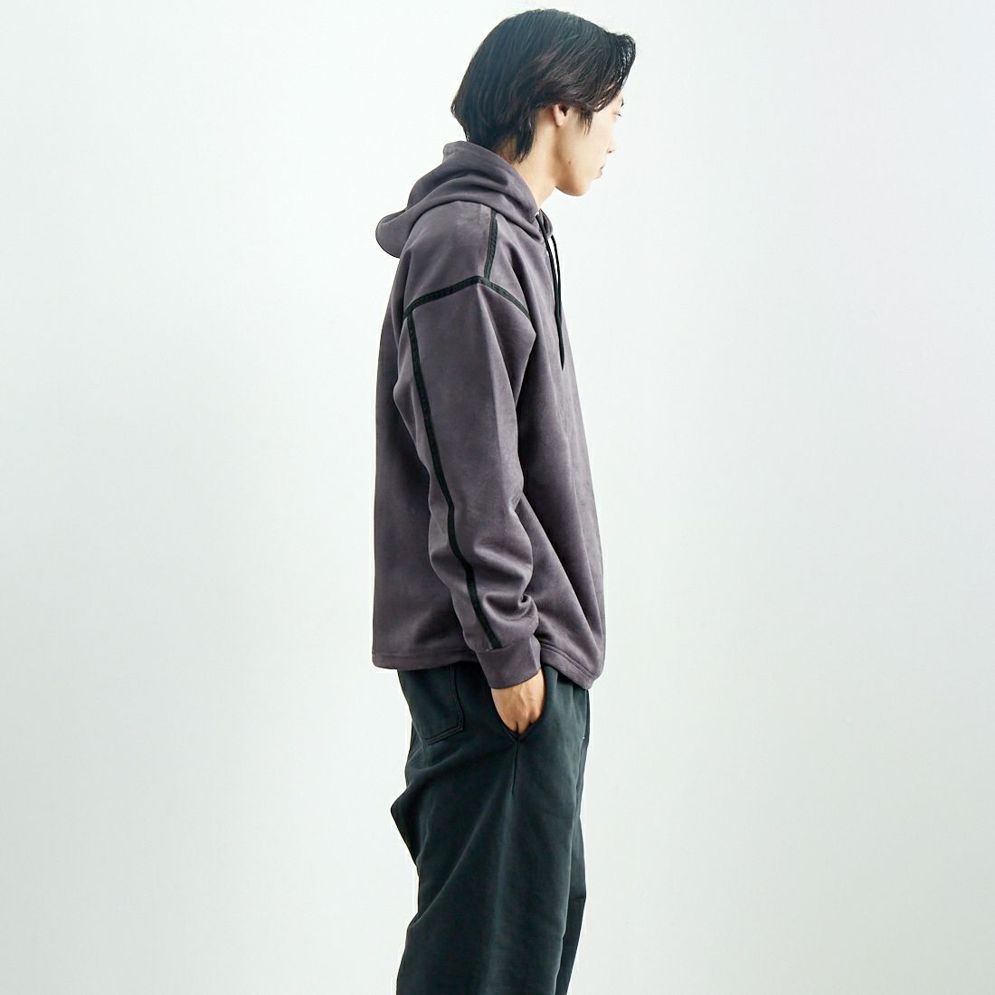 SLICK [スリック] ストレッチフェイクスエードプルパーカー [5155921] 720 COAL B &&モデル身長：179cm 着用サイズ：2&&