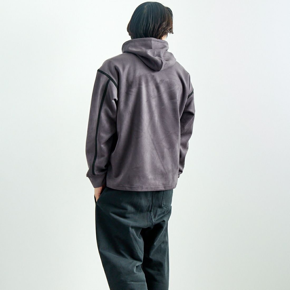 SLICK [スリック] ストレッチフェイクスエードプルパーカー [5155921] 720 COAL B &&モデル身長：179cm 着用サイズ：2&&